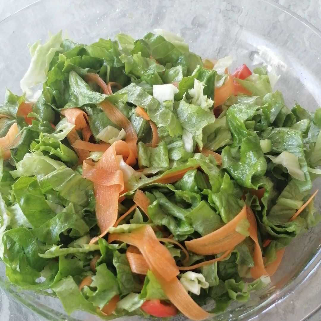 Çeşitli Sebzelerle Marul Salatası (Domates ve/veya Havuç'da Dahil Olmak Üzere)