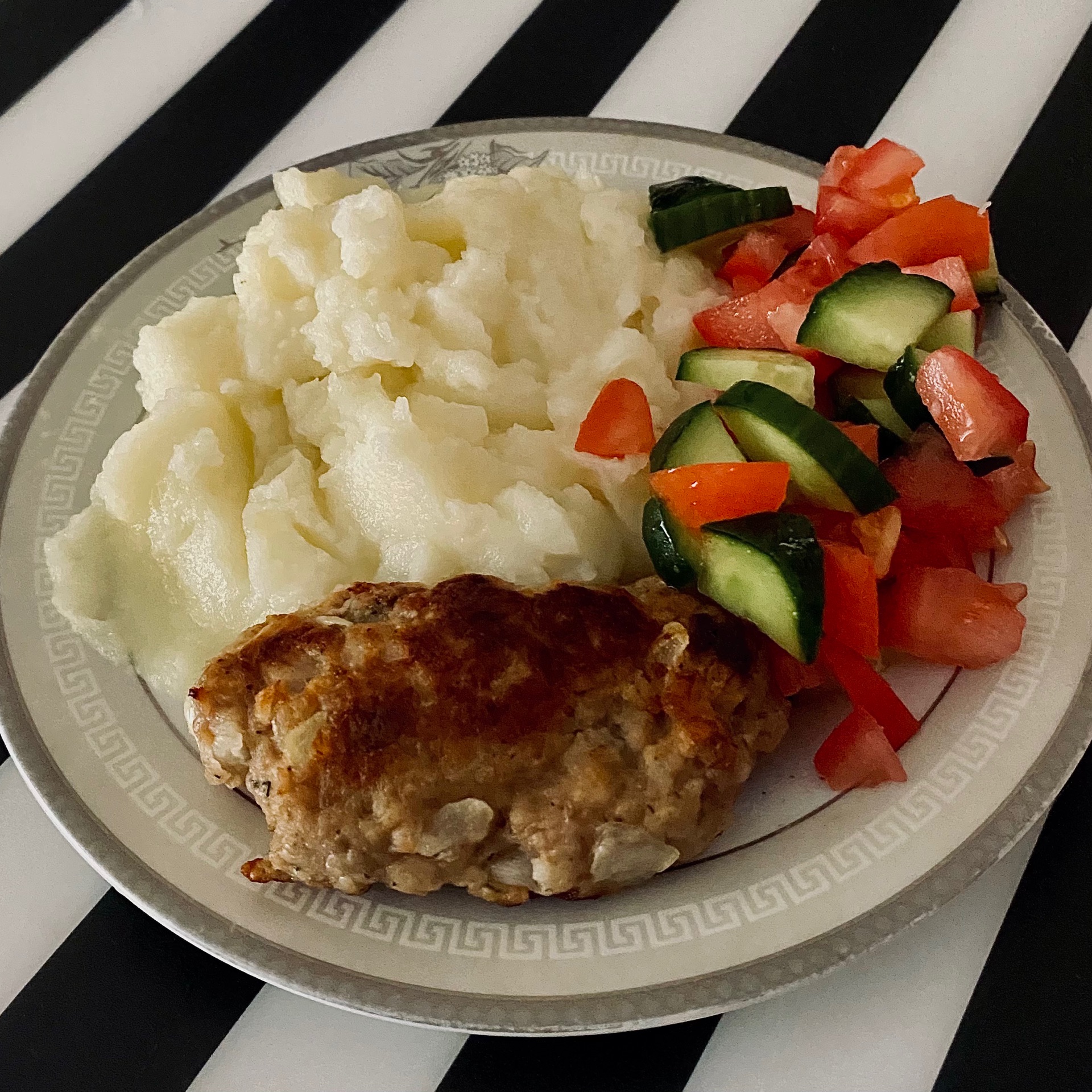 пюре с котлетой. суп и второе. обеды пюре. гарнир к котлетам. наггетсы с пюре и овощами.