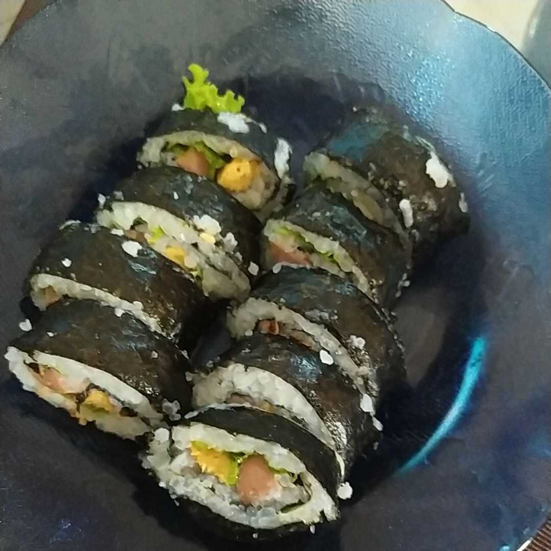 Sushi dengan Sayuran yang Digulung dengan Rumput Laut