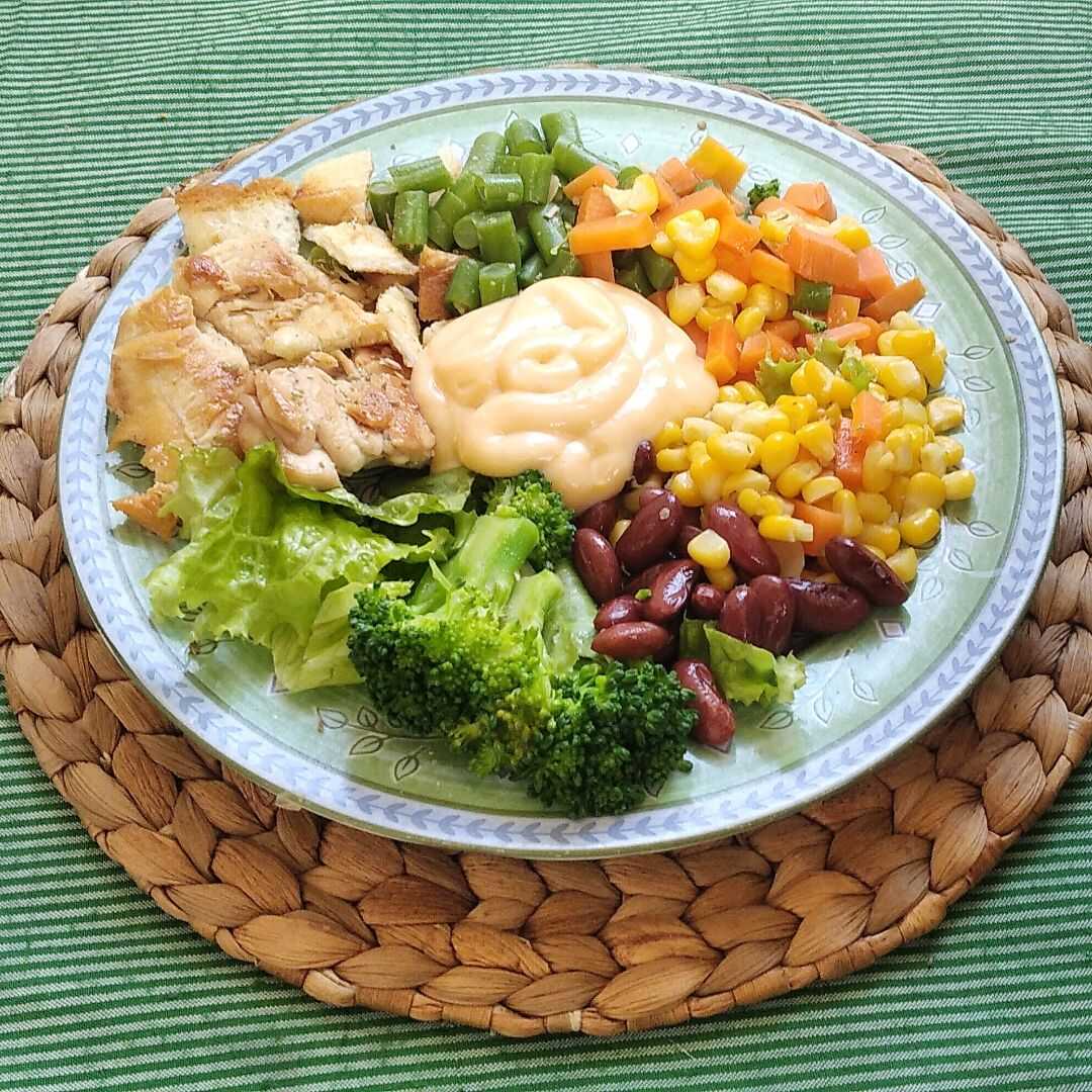 Salad Hijau Ayam atau Kalkun Oriental (Ayam dan/atau Kalkun, Selada, Buah, Kacang-Kacangan)