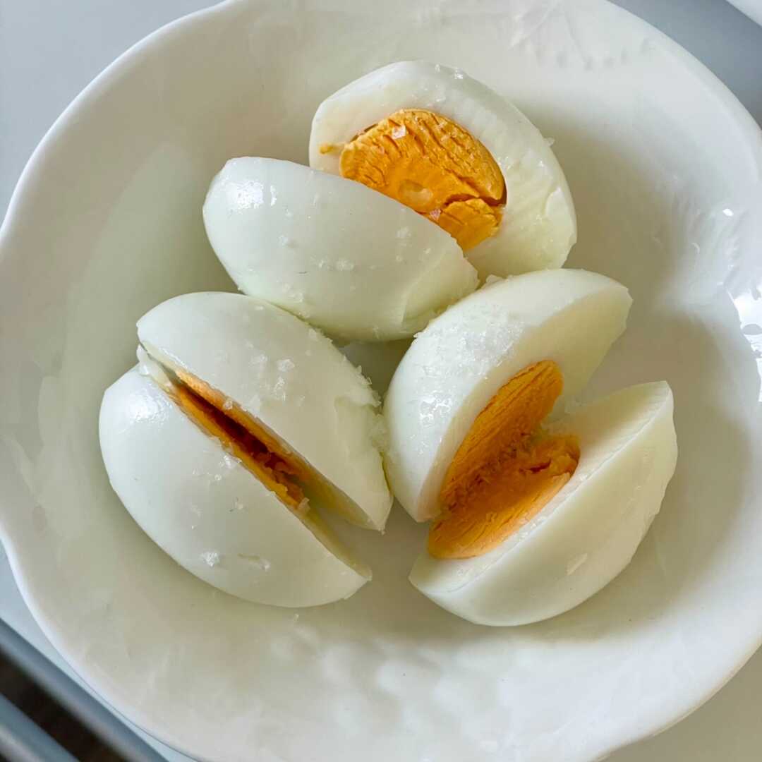 ゆで卵 (2 大)に含まれるカロリーと栄養情報