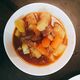 牛肉炖土豆和蔬菜汤（包括红萝卜，西兰花，和/或深绿色叶菜类，以番茄汁为汤底）