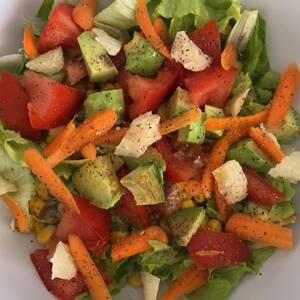 Salade de Laitue avec Avocat, Tomate, et / ou Carottes