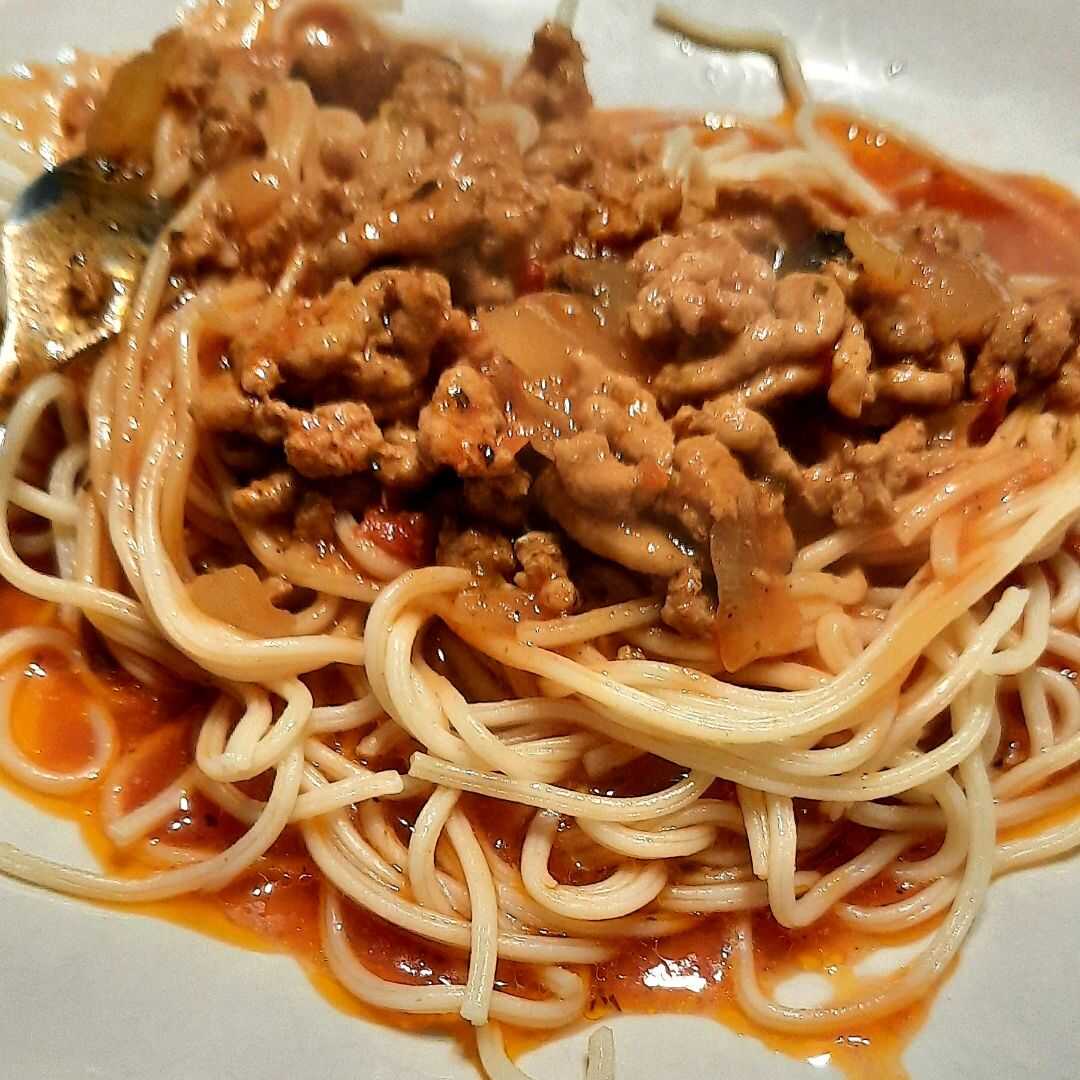 Spaghetti z Sosem Pomidorowym z Kurczakiem lub Indykiem