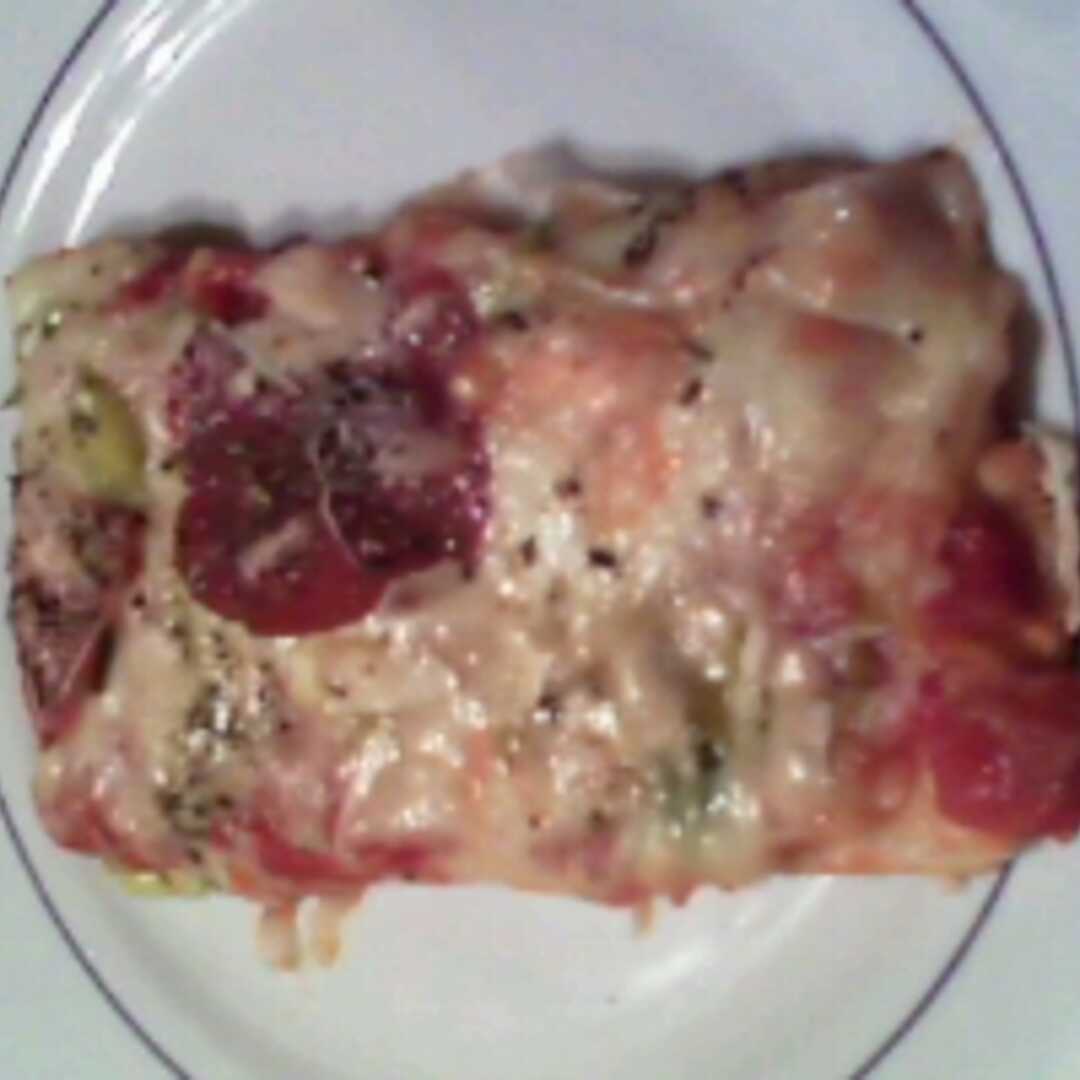 Pizza mit Fleisch und Gemüse
