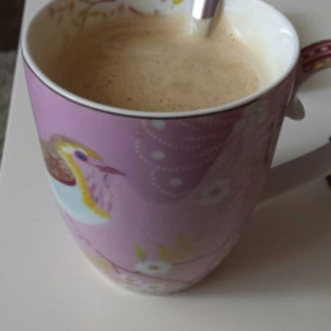 Kaffee mit Milch und Zucker