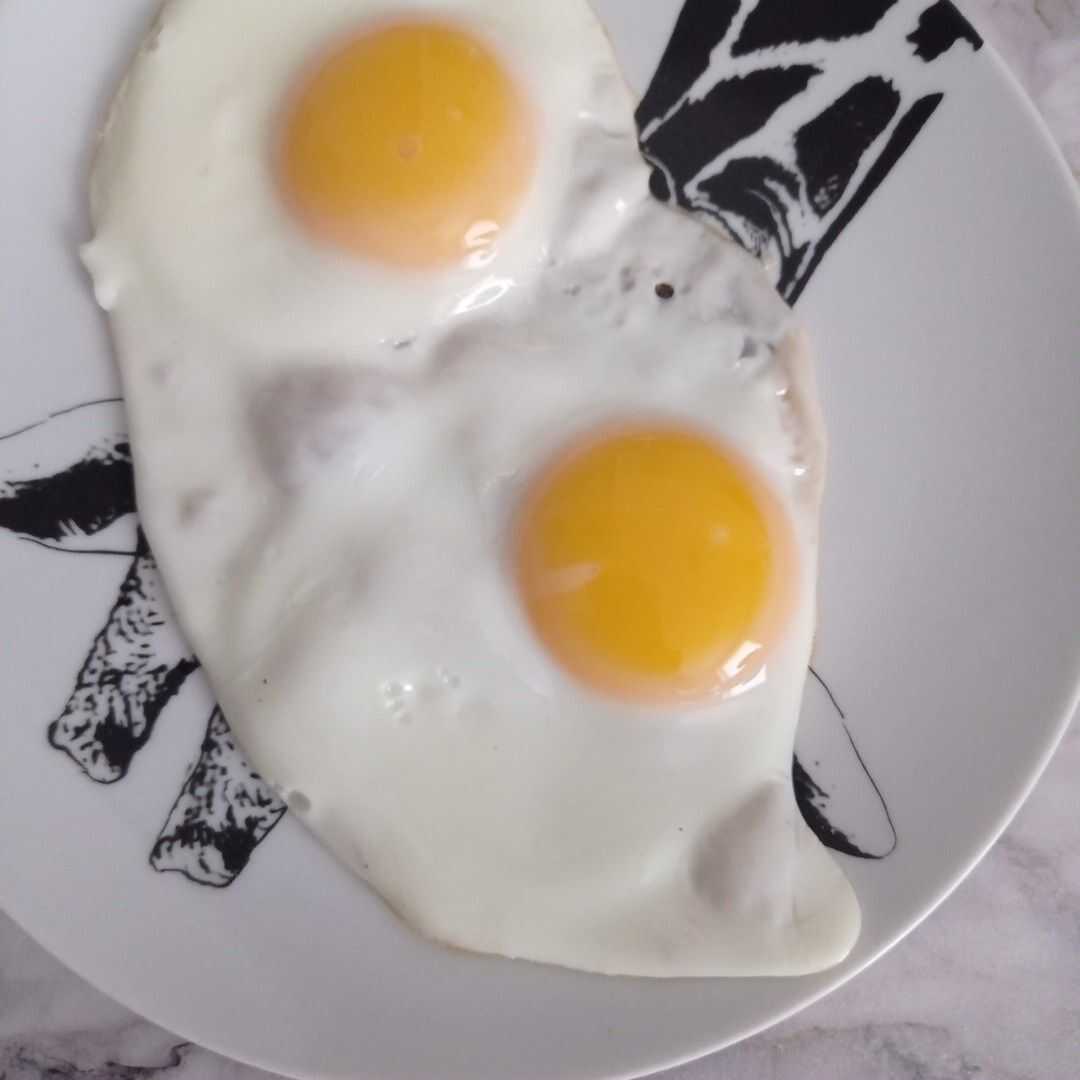 Яйцо куриное жареное — калорийность (сколько калорий в граммах)