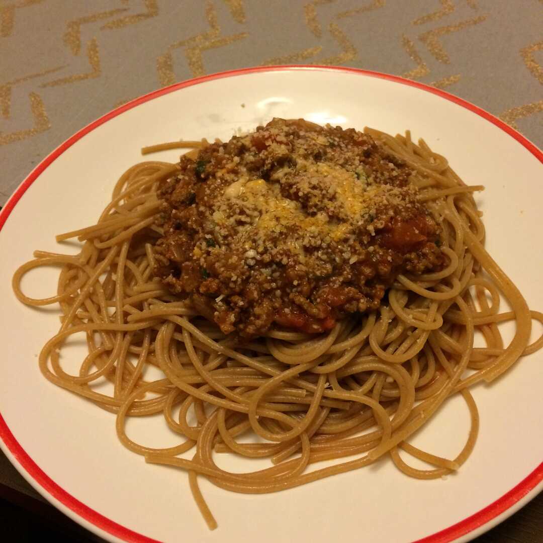 Makaron Spaghetti Pełnoziarnisty z Sosem Mięsnym