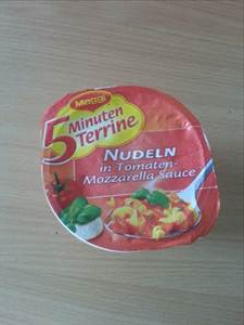 Maggi 5 Minuten Terrine Nudeln in Tomaten-Mozzarella Sauce