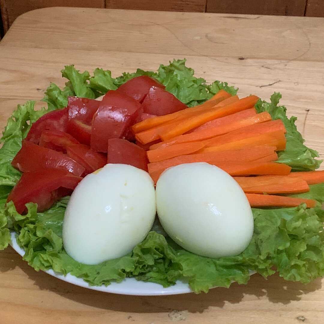 Salad Selada dengan Telur, Tomat, dan / atau Wortel