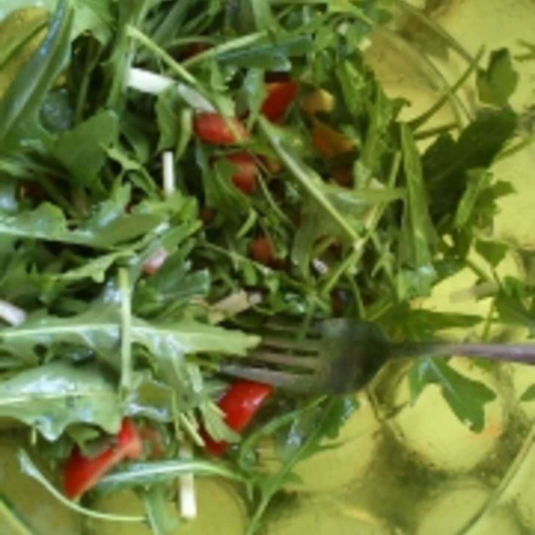 Blattsalat mit Käse, Tomaten und / oder Möhren