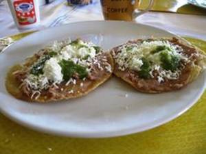 Tacos o Tostadas sin Carne con Frijoles y Queso, Lechuga, Tomate y Salsa