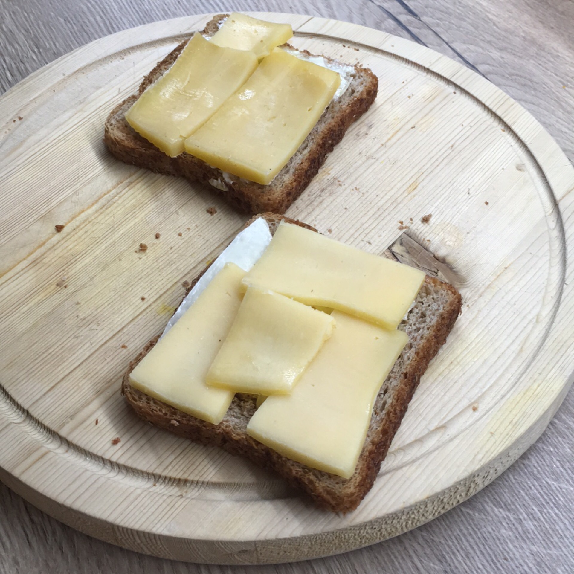 Калорийность бутерброда с черным хлебом. Бутерброд с маслом и сыром ккал.