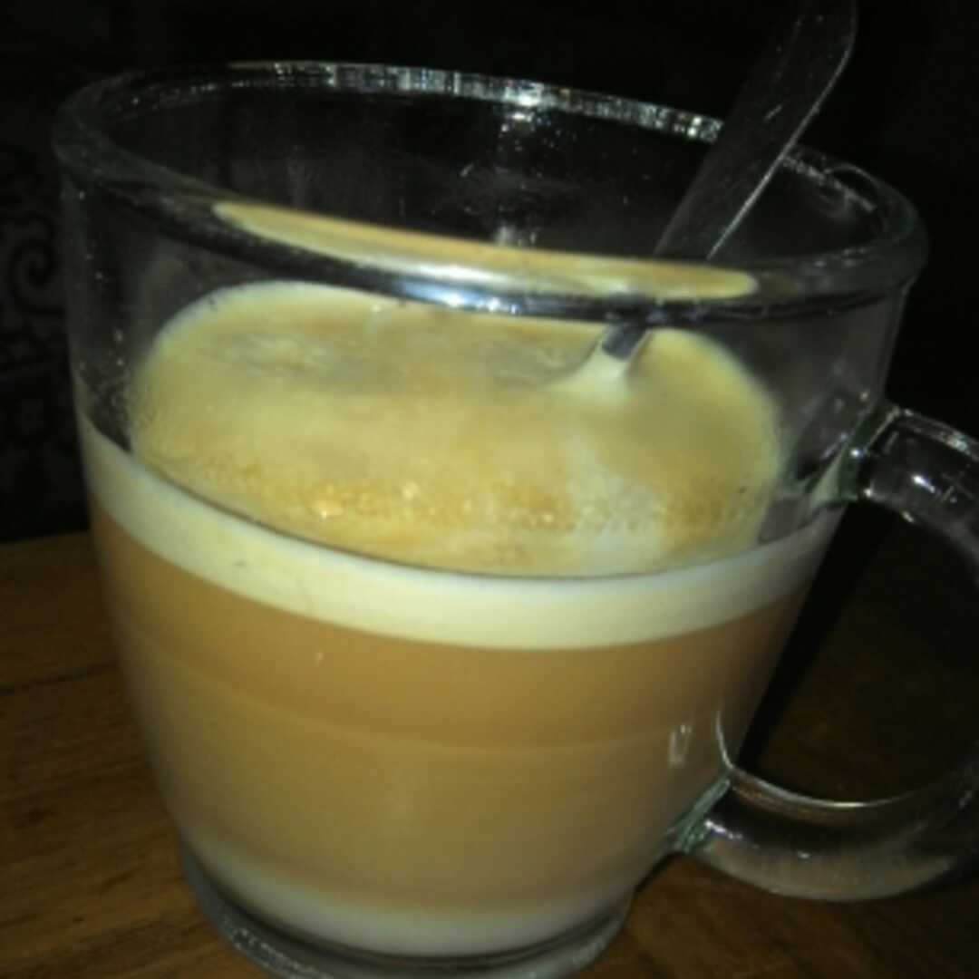 Kaffee mit Milch und Zucker