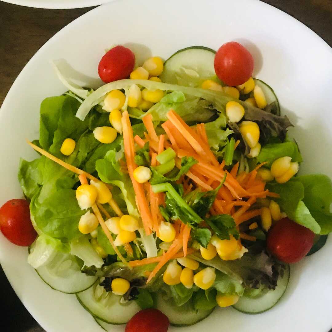 Salad Selada dengan Berbagai Macam Sayuran (Termasuk Tomat dan / atau Wortel)