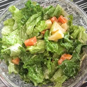 生菜沙拉（包括鸡蛋，芝士，番茄和红萝卜）