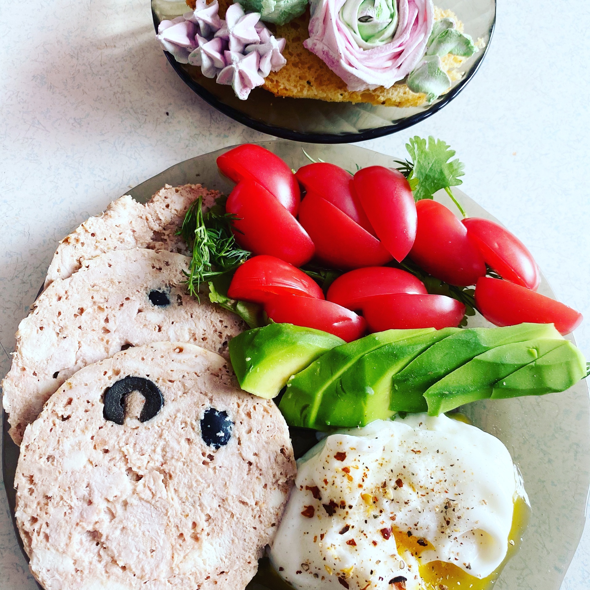 Домашняя колбаса с яйцом. Салат завтрак домашний с колбасками. Яйцо с колбасой.