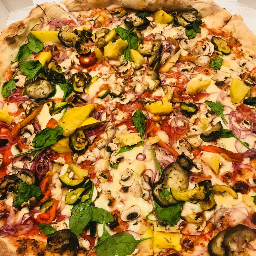 Pizza de Queso de Masa Delgada con Verduras