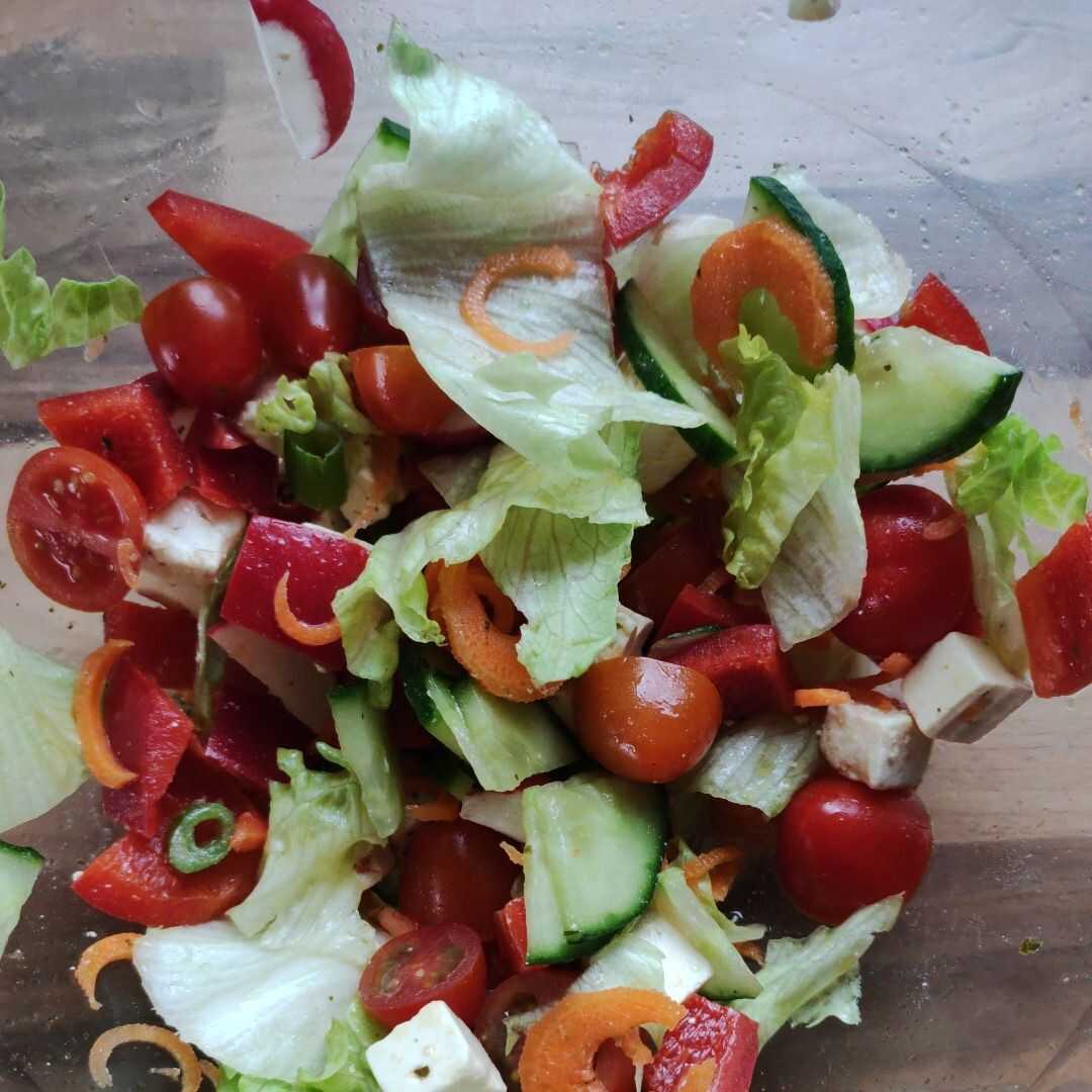 Blattsalat mit Verschiedenen Gemüsesorten (Darunter Tomaten und / oder Möhren)