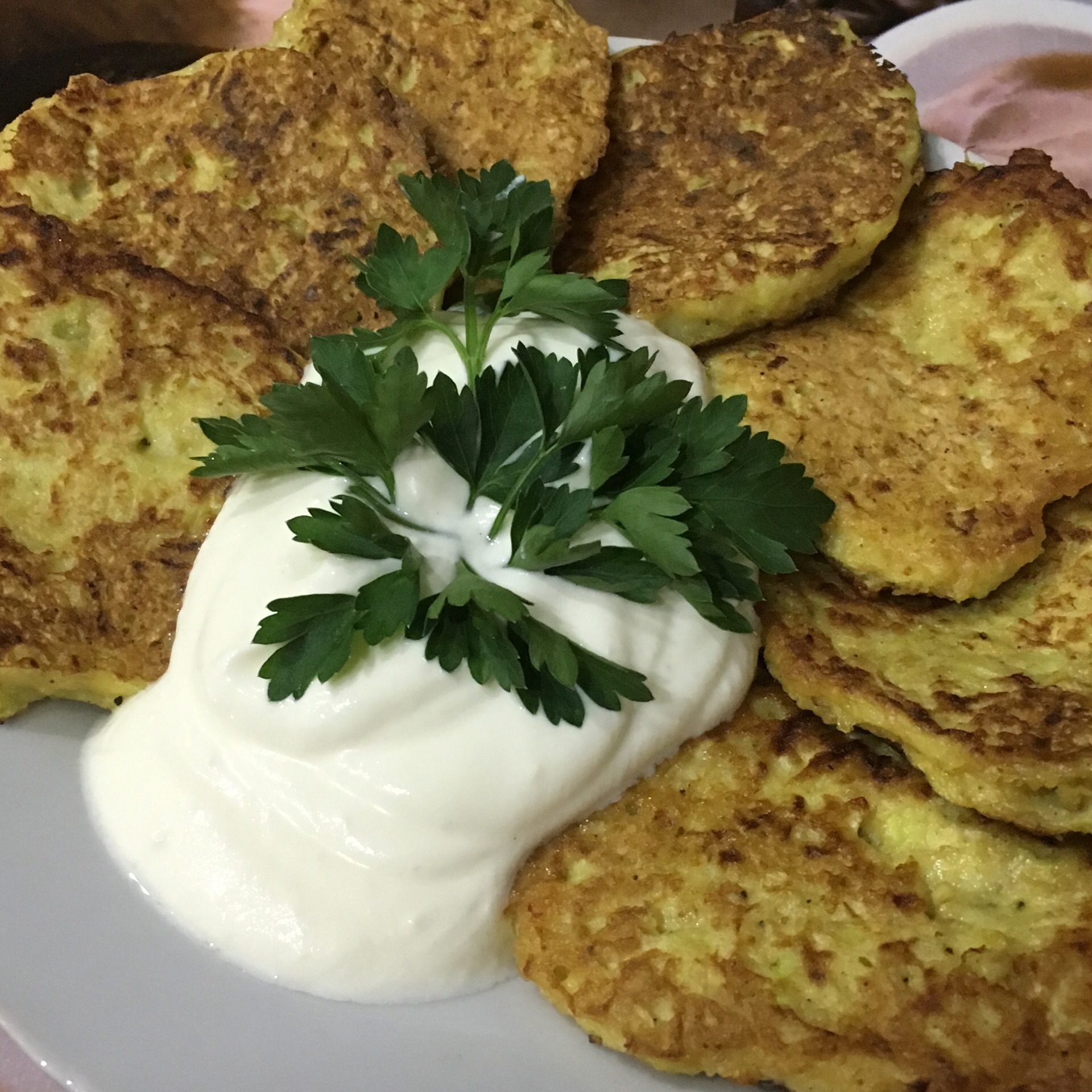 Кабачковые оладьи рецепт с чесноком и зеленью. Оладьи с чесноком.