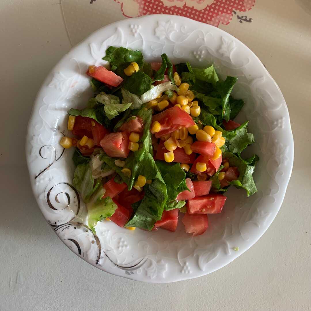 Çeşitli Sebzelerle Marul Salatası (Domates ve/veya Havuç'da Dahil Olmak Üzere)