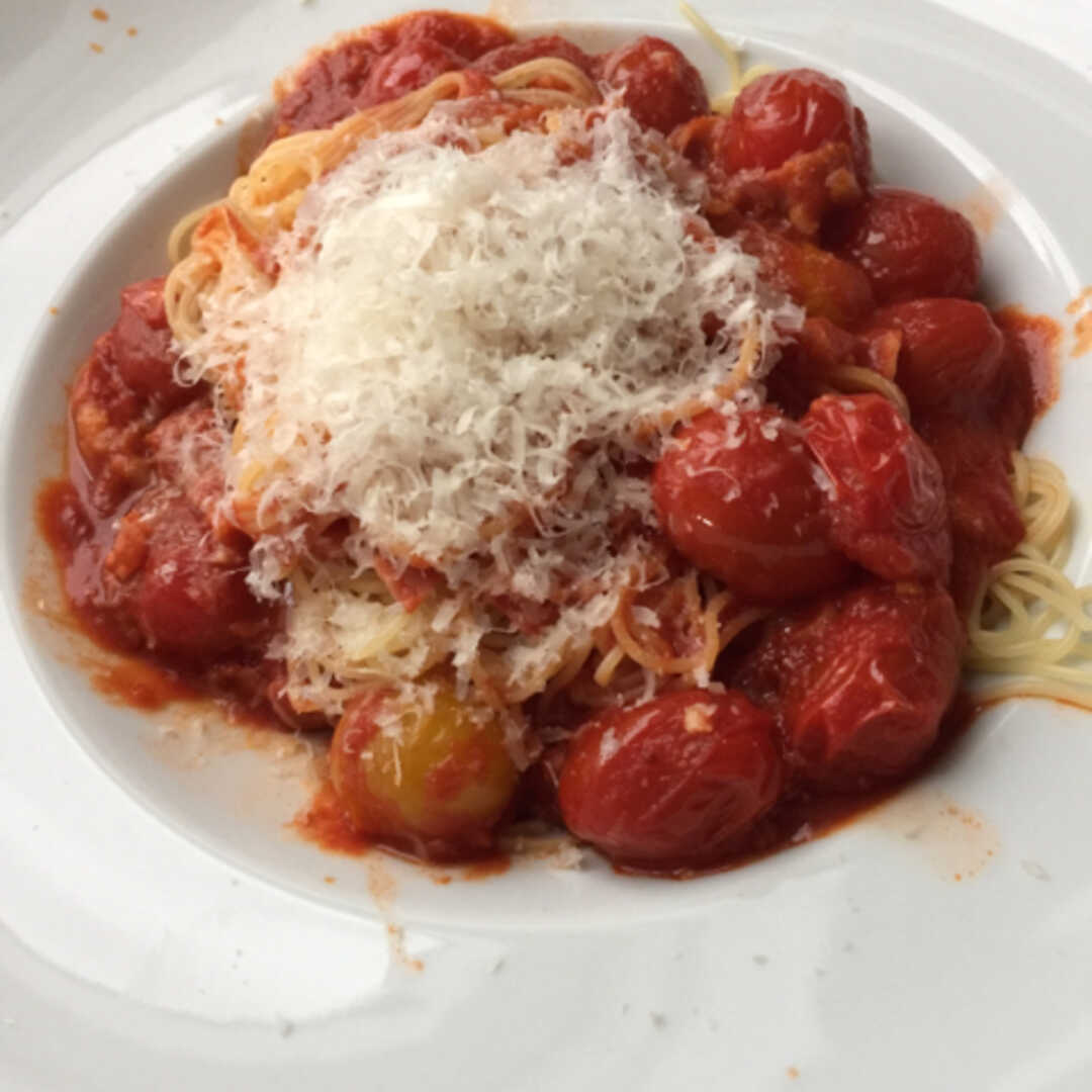 Spaghetti mit Tomatensoße