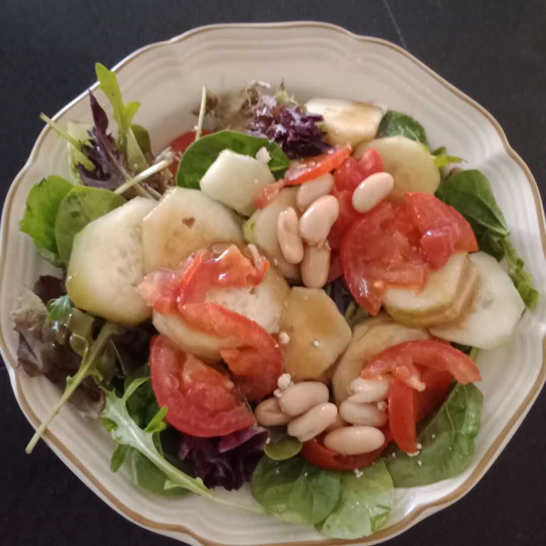 Vegetable Salad with White Beans