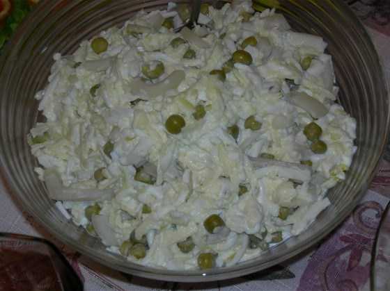 Салат Морской с кальмарами и зеленым горошком рецепт с фото пошагово