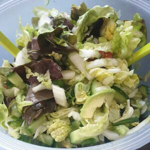 Grüner Salat mit Avocado und Walnuss