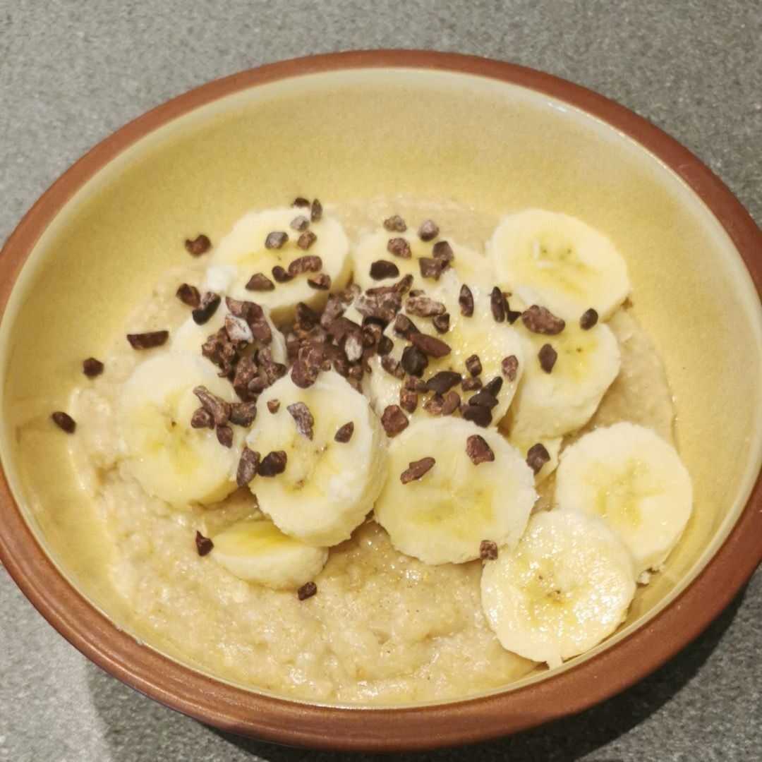 Banana Oat Bran Porridge with Cocoa Nibs