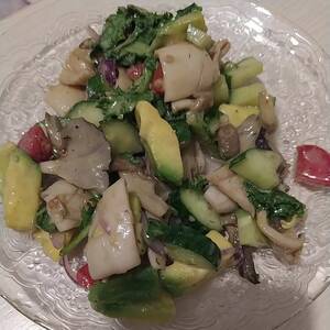 Салат из Кальмаров с Авокадо и Овощами