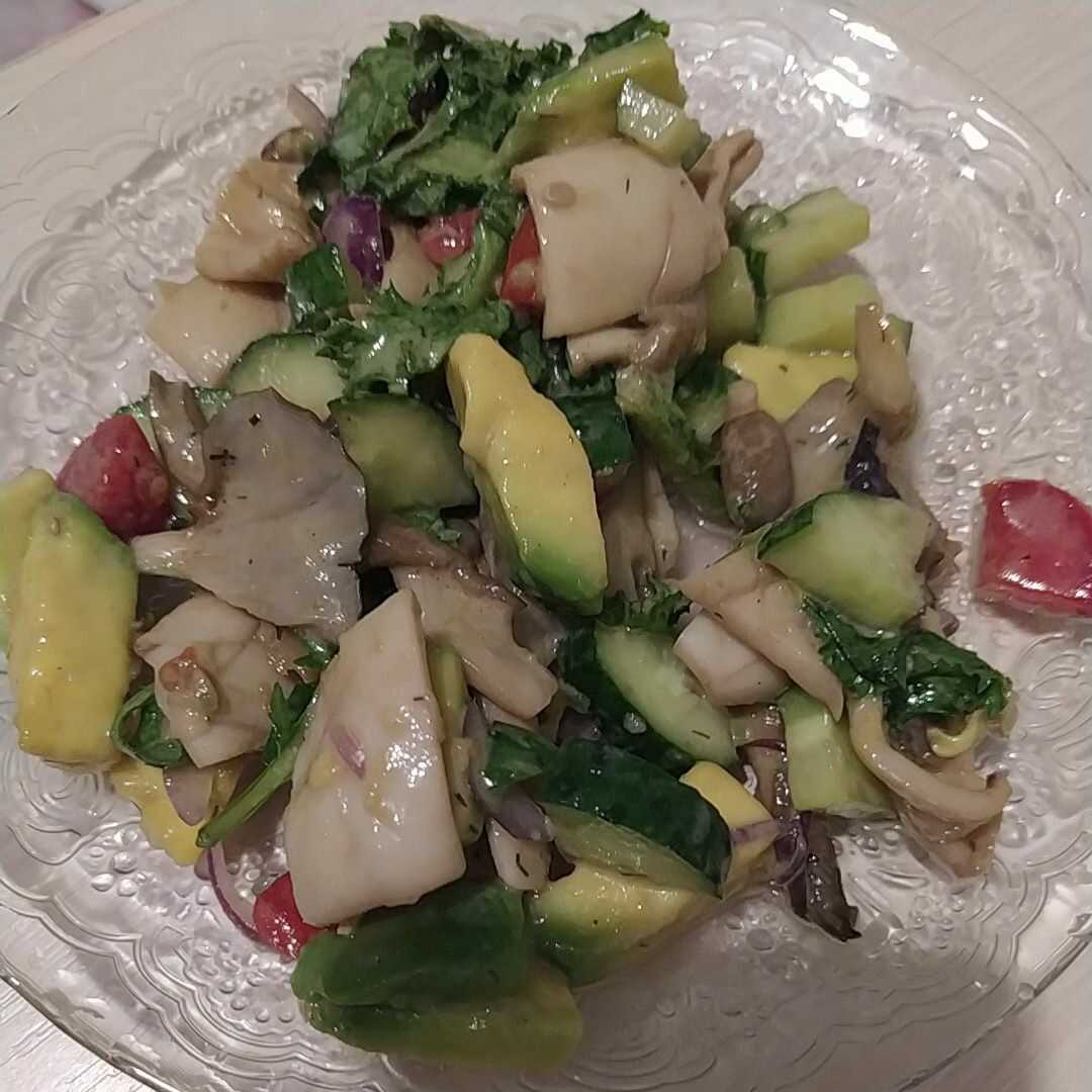 Кальмаровый салат с кукурузой и авокадо — рецепт с фото пошагово