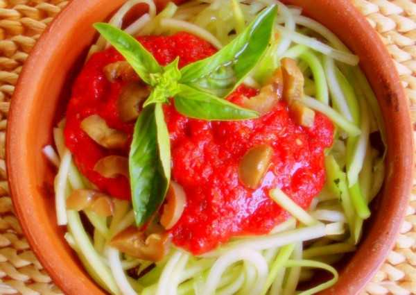 "Fideos" de Zucchini con Salsa de Tomates