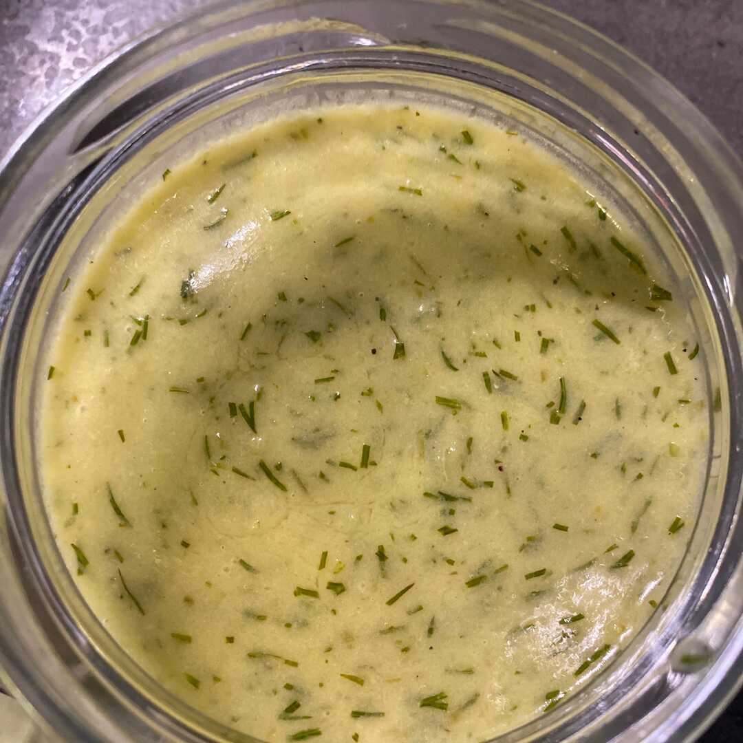 Соус из соленых огурцов, сметаны, чеснока и зелени