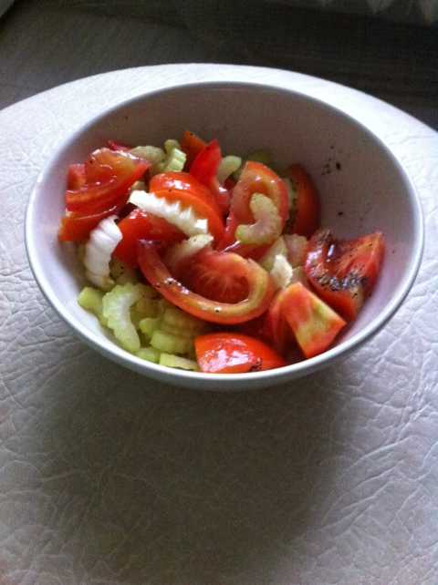 Витаминный салат из свежих овощей с уксусом