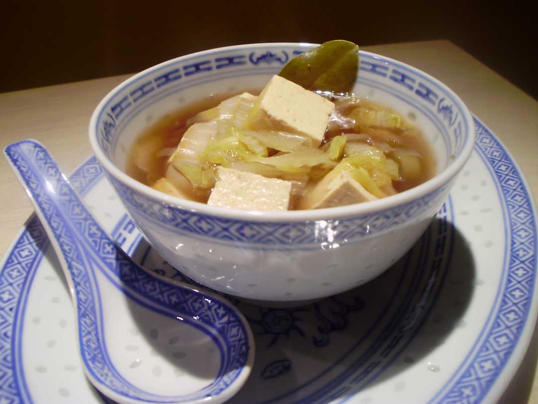 Zuppa di Cavolo Cinese allo Zenzero con Tofu