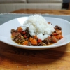 Gebratenes Gemüse mit Hackfleisch und Reis