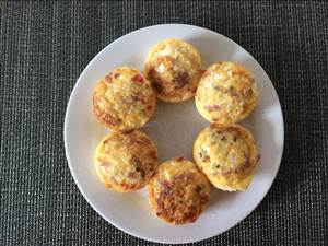 Muffiny Jajeczne z Kiełbasą i Suszonymi Pomidorami