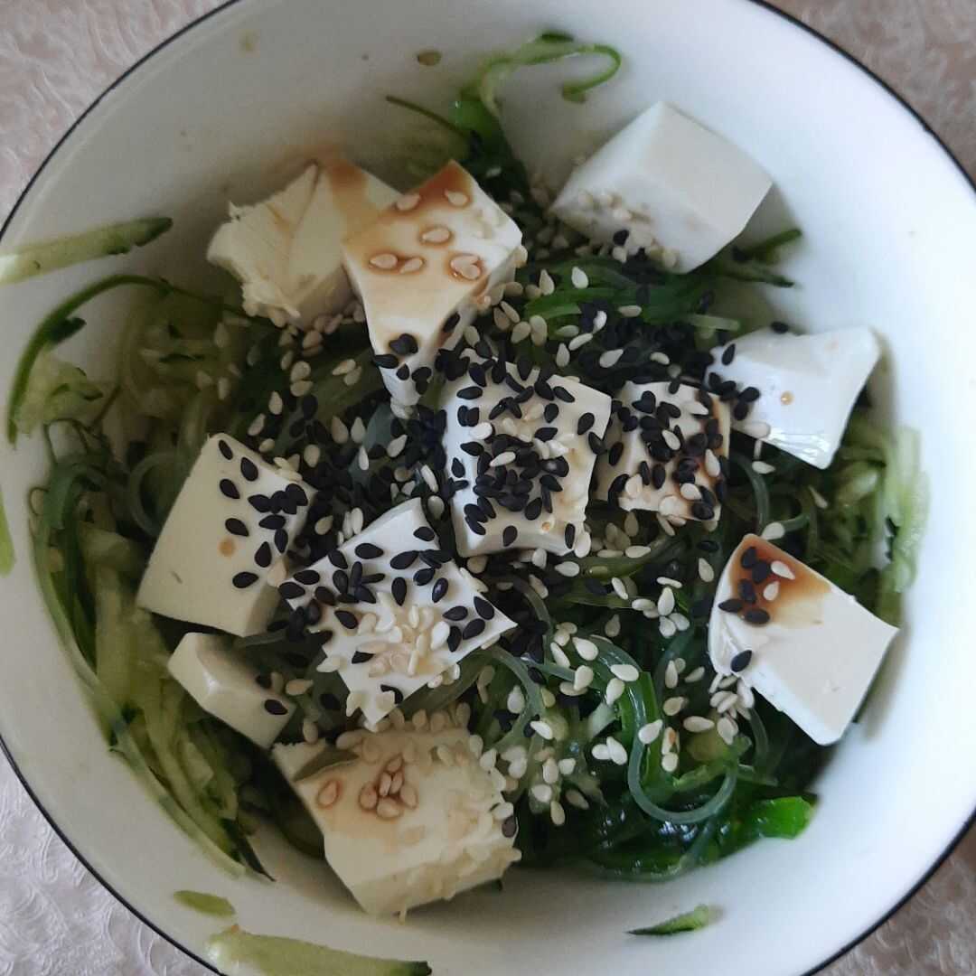 Постный салат с рисовой лапшой и овощами