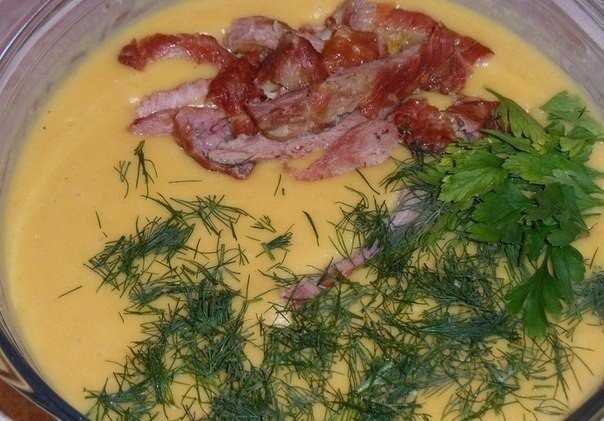 Сырный суп с колбасой, ветчиной и беконом